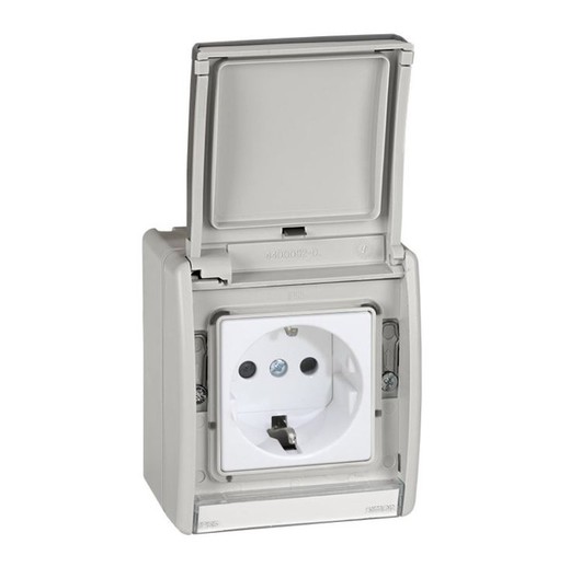 Schuko monobloc socket IP55 16A 250V with safety device and quick connection.